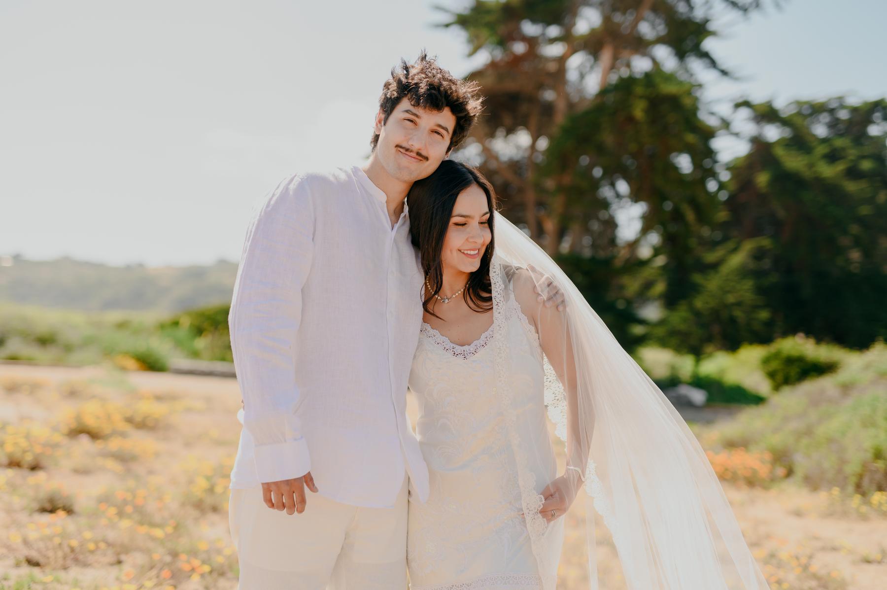 Sofía y Roberto abrazados en un campo junto al mar